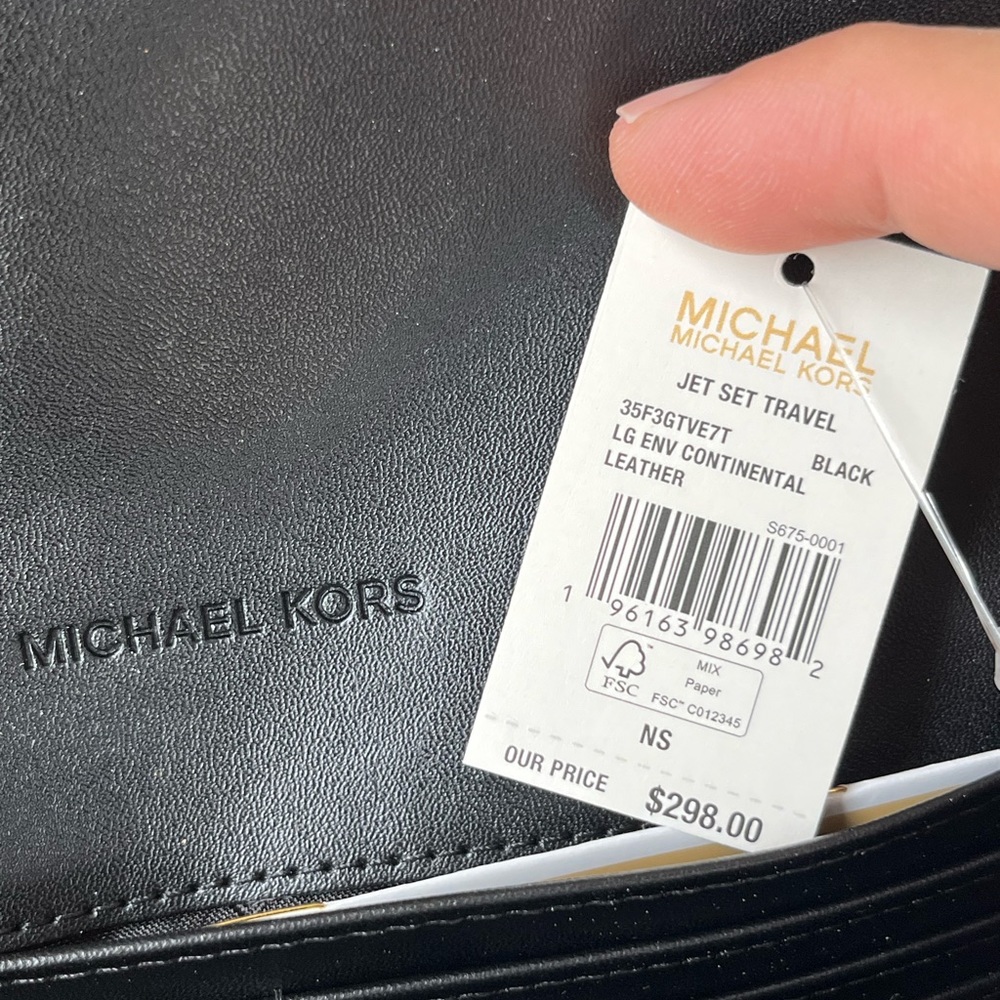 Michael Kors Wallet🎈🎈 - Picture 4 of 8